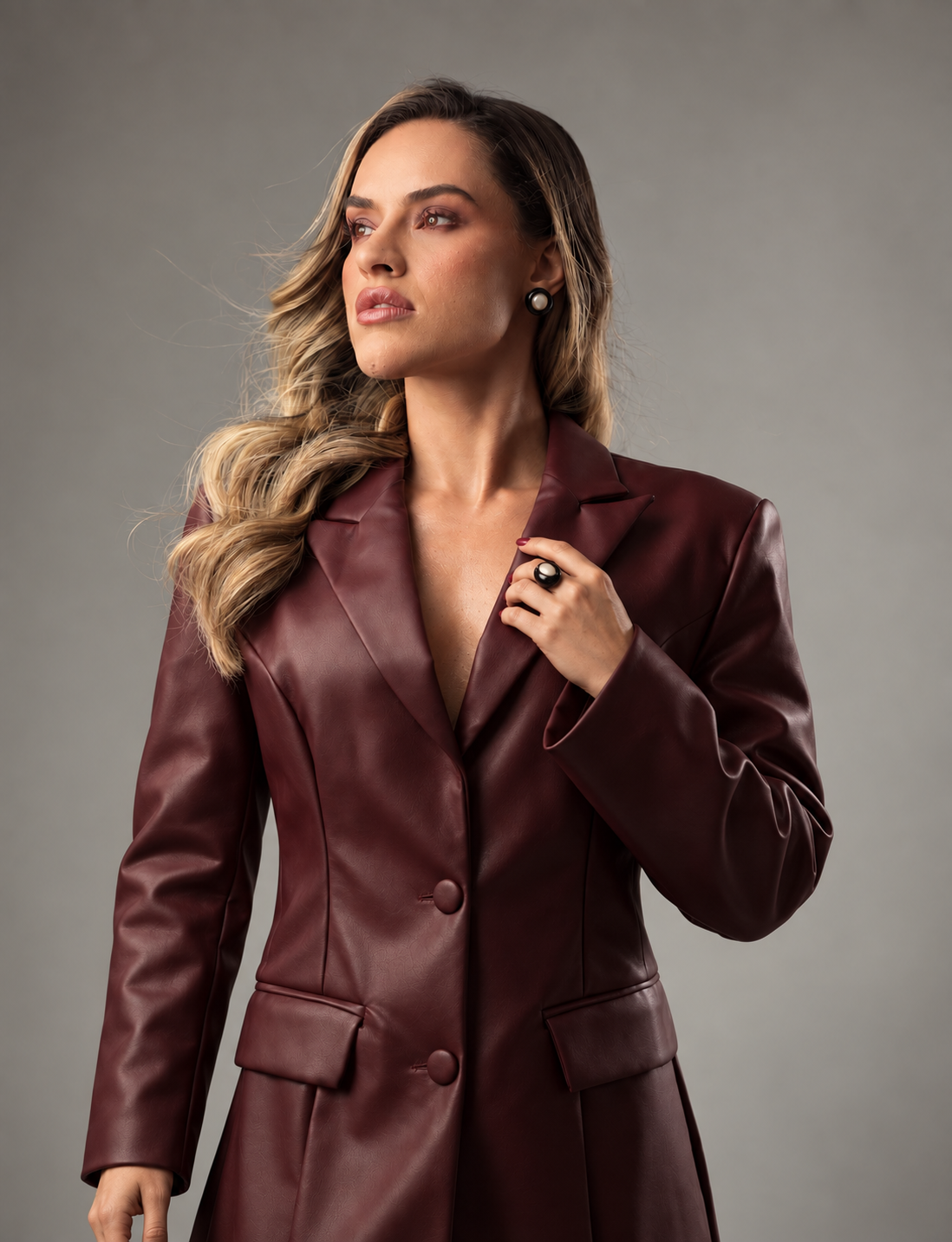 Dra. Paula Assunção de blazer bordô
